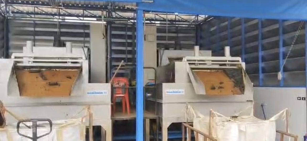 Ảnh hiện trường: hai máy Slit Saver SS-1211 tại một nhà máy nước cấp nước mặt ở Thái Lan, bánh bùn phèn màu nâu ở máng xả