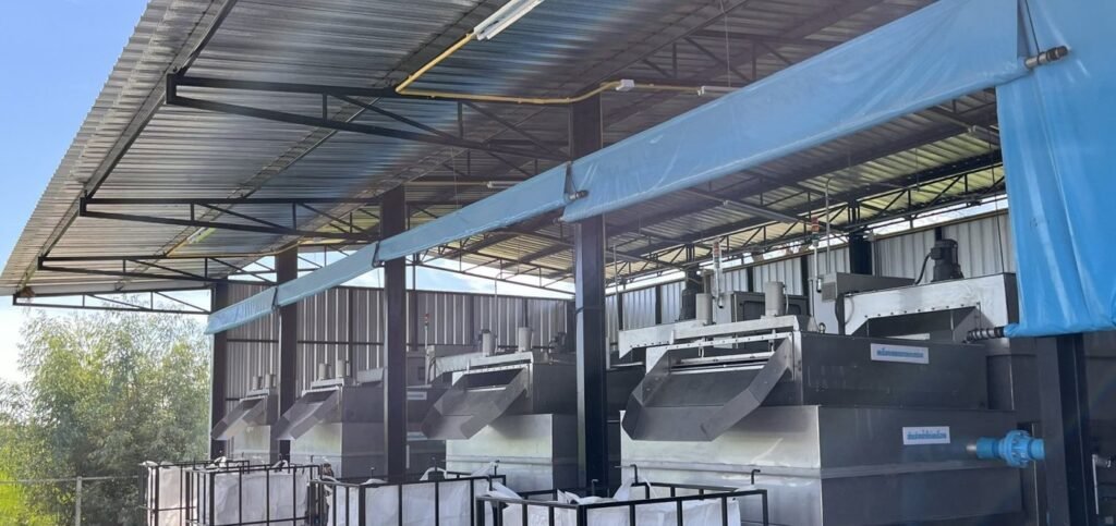 Ảnh hiện trường: bốn máy Slit Saver SS-1211 xử lý bùn phèn tại một nhà máy nước cấp nước mặt ở Thái Lan, bùn rơi thẳng xuống bao jumbo