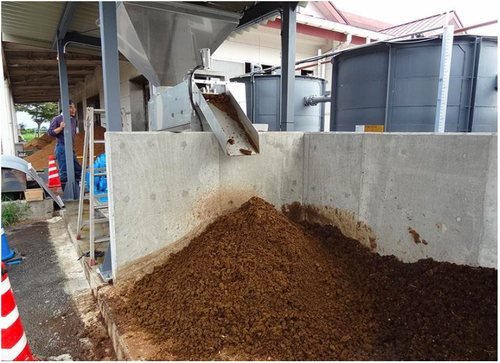 Ảnh hiện trường: Tách phân bò làm phân bón lỏng không dùng hóa chất: thử nghiệm tại một trung tâm kỹ thuật chăn nuôi Nhật Bản