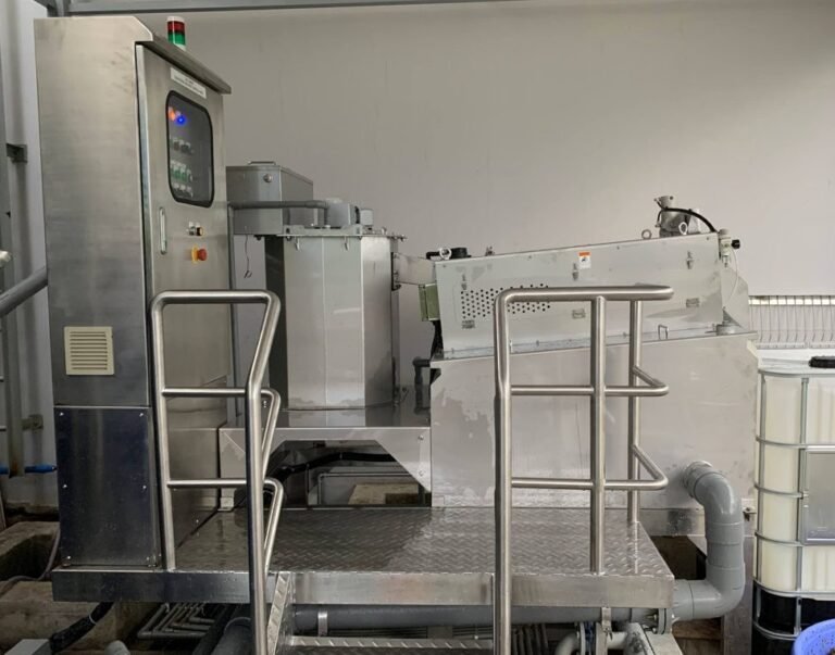 Ảnh hiện trường: máy Slit Saver SS-411AD có sàn thao tác và tủ điều khiển tại một nhà máy sản xuất mỹ phẩm ở Việt Nam