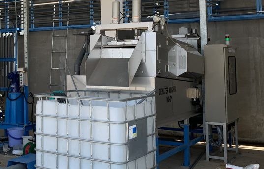 Ảnh hiện trường: máy Slit Saver SS-611DK và tủ điều khiển tại một nhà máy sản xuất phụ gia hóa chất ở Việt Nam, thùng IBC đặt trước máy