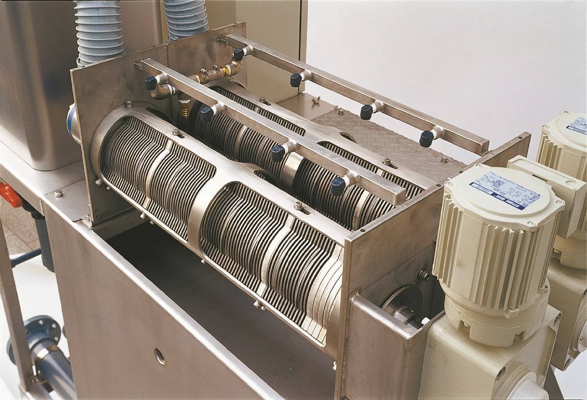 Ảnh cận cảnh khối vòng cố định và vòng động xếp xen kẽ trên trục vít của máy ép bùn trục vít đa đĩa