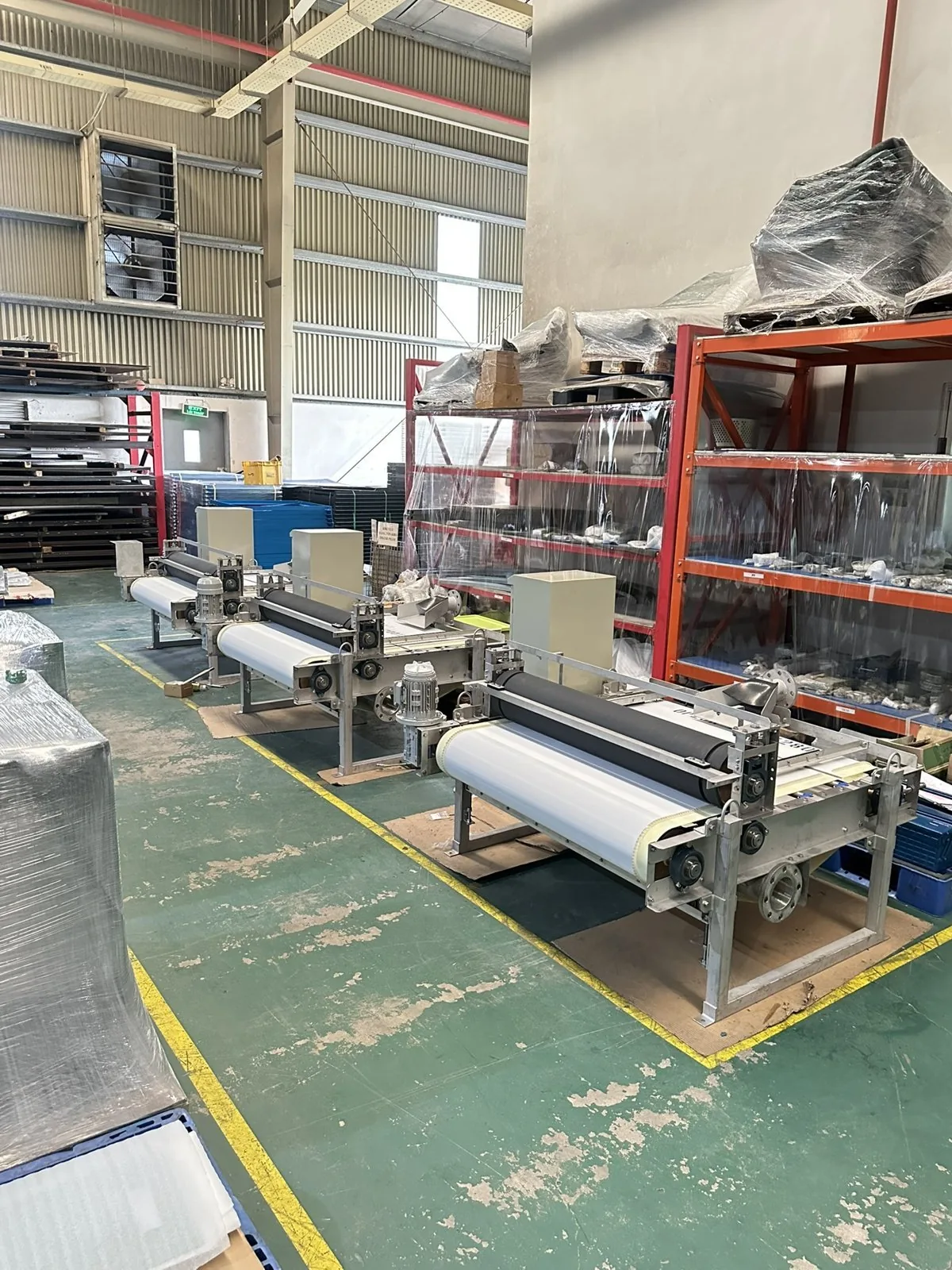 Ba máy ép phân Safite SF-100 xếp hàng trong xưởng trước khi giao đến khách hàng